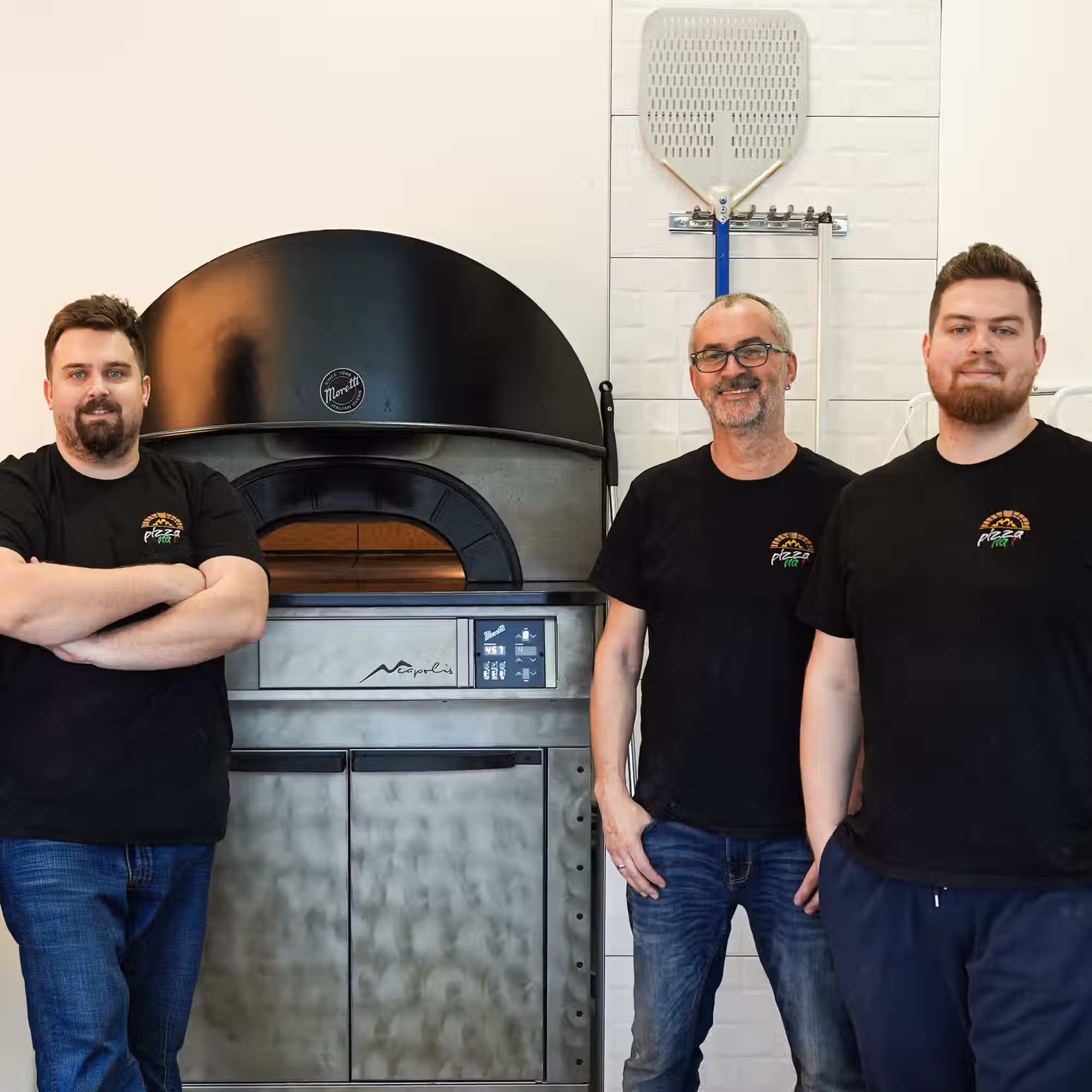 Miran Gomboc mit seinen beiden Söhnen neben dem Pizzaofen