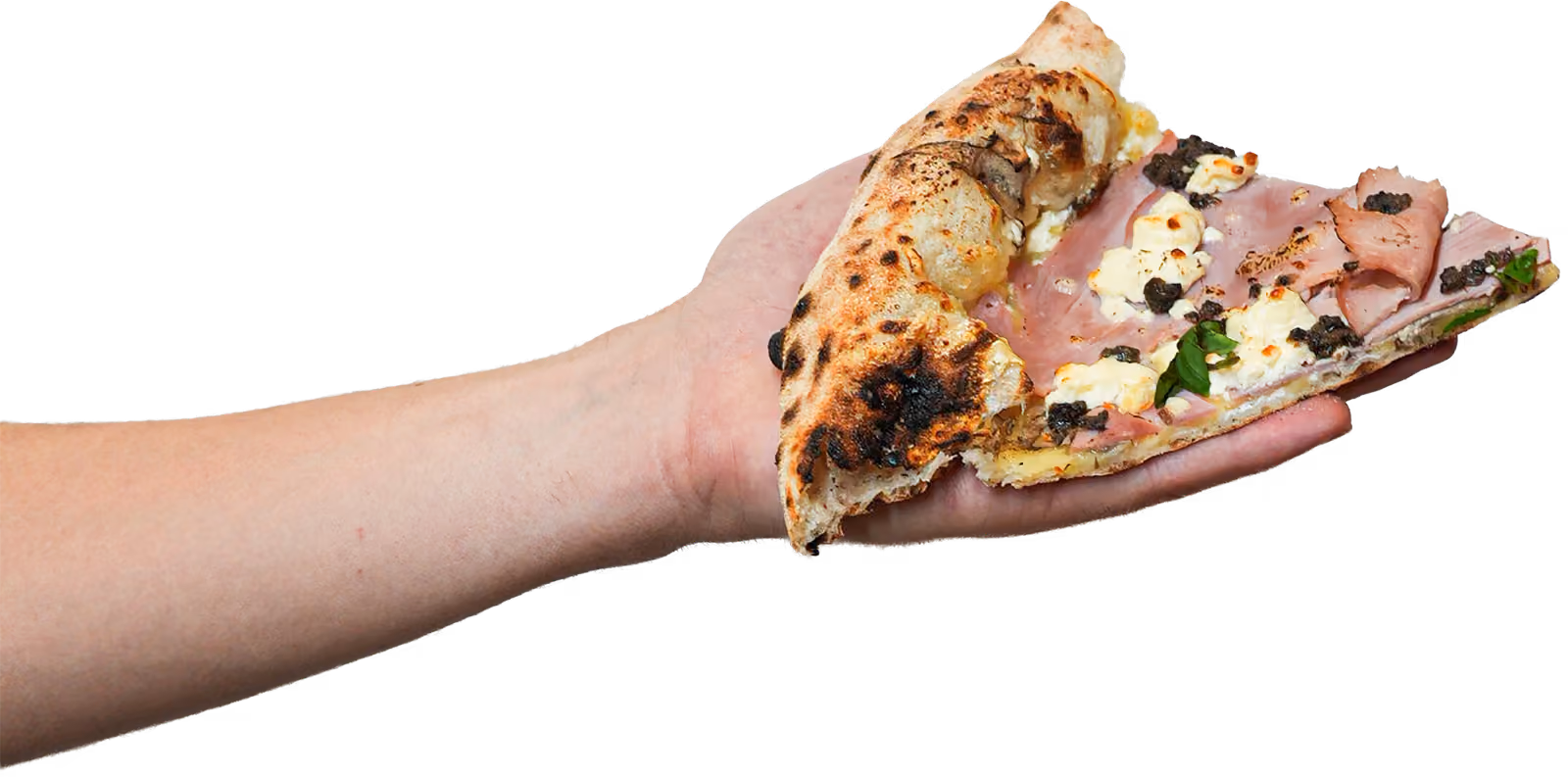 Hand hält ein Stück Pizza mit Schinken und Trüffelcreme