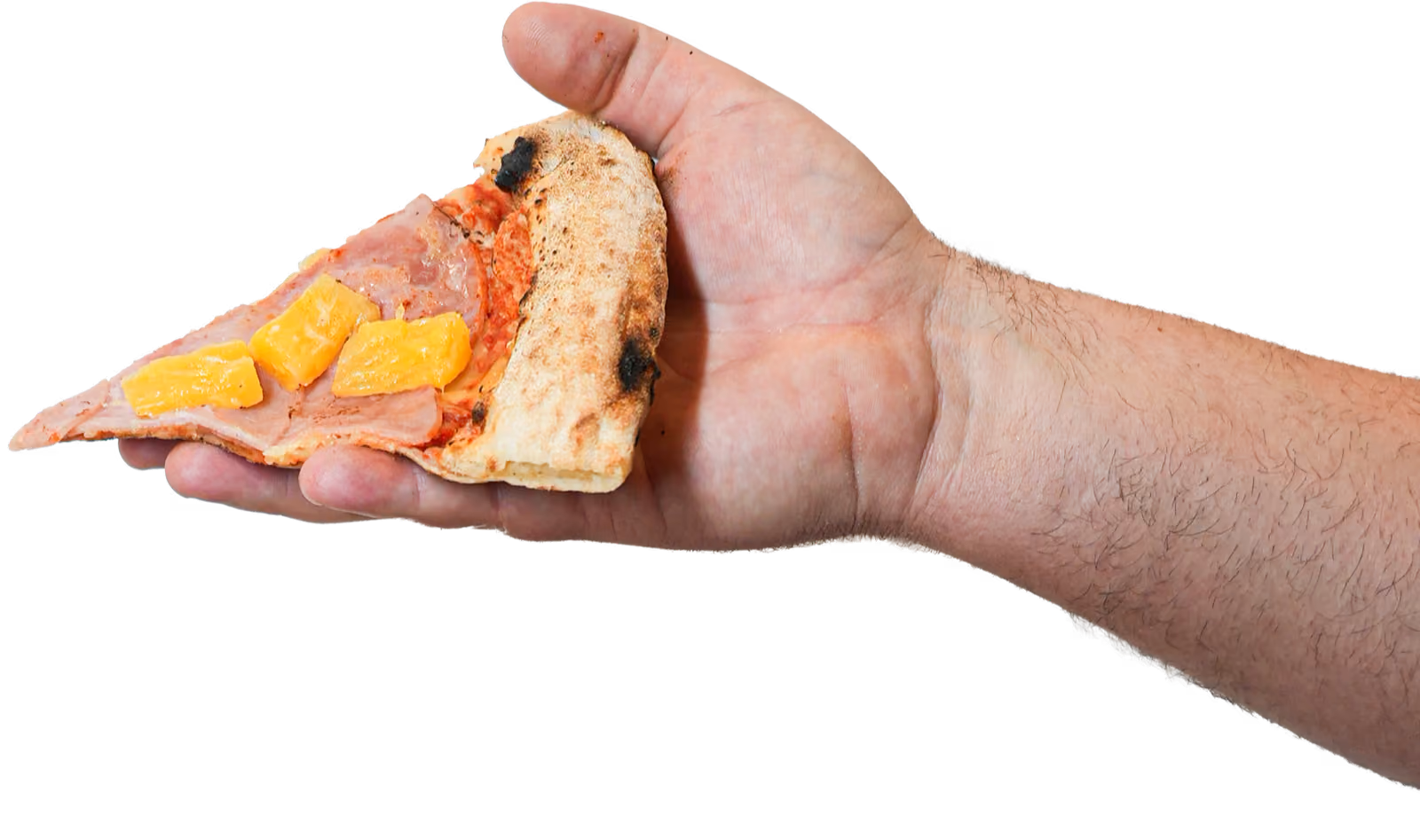 Hand hält ein Stück Pizza mit Schinken und Mais