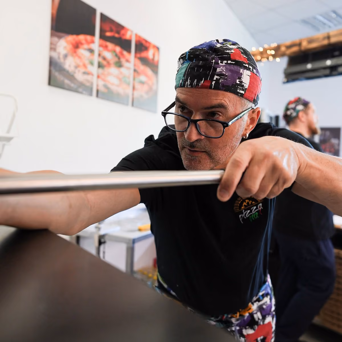 Miran Gomboc bei der Arbeit hinter dem Tresen